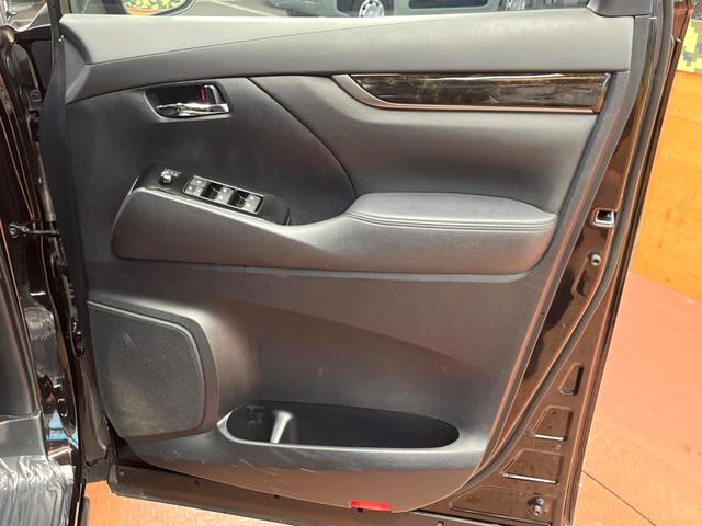 ヴェルファイア ２．５Ｚ　Ａエディション　ゴールデンアイズ　禁煙　モデリスタエアロ　フリップダウン　ＢＩＧ－Ｘ１１型ナビ　バックカメラ　クルコン　電動リアゲート　両側電動ドア　ハーフレザーシート　ＬＥＤヘッド　クリアランスソナー　純正１８インチアルミ　ＥＴＣ（33枚目）