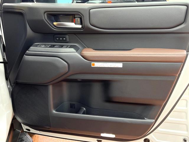 ランドクルーザー２５０ ＺＸ　禁煙車　サンルーフ　純正１２型ナビ　全周囲カメラ　ＪＢＬ　ブラインドスポットモニター　デジタルインナーミラー　電動リアゲート　メモリーシート　オートマチックハイビーム　本革シート　純正１８インチアルミ（32枚目）