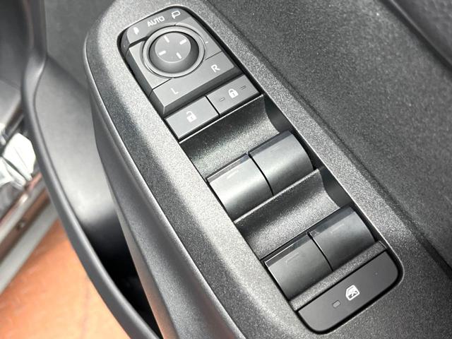 ヤリスクロス Ｘ　禁煙車　ＳＤナビ　バックカメラ　セーフティセンス　レーダークルーズ　コーナーセンサー　車線逸脱警報　横滑り防止装置　フルセグ　Ｂｌｕｅｔｏｏｔｈ　ＨＩＤヘッド　オートハイビーム　スマートキー　ＥＴＣ（31枚目）