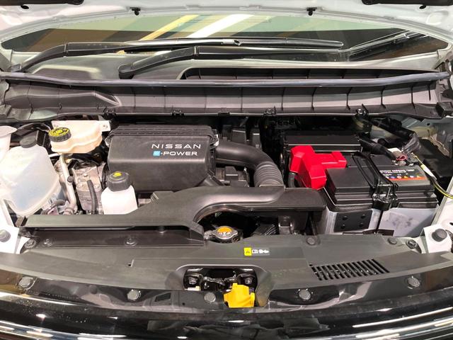 セレナ ｅ－パワー　ハイウェイスターＶ　純正１２型ナビ　フリップダウンモニター　全周囲カメラ　ＢＳＭ　デジタルミラー　プロパイロット　両側電動ドア　ＬＥＤヘッド　純正１６アルミ　ＥＴＣ　クリアランスソナー　リアオートエアコン（19枚目）