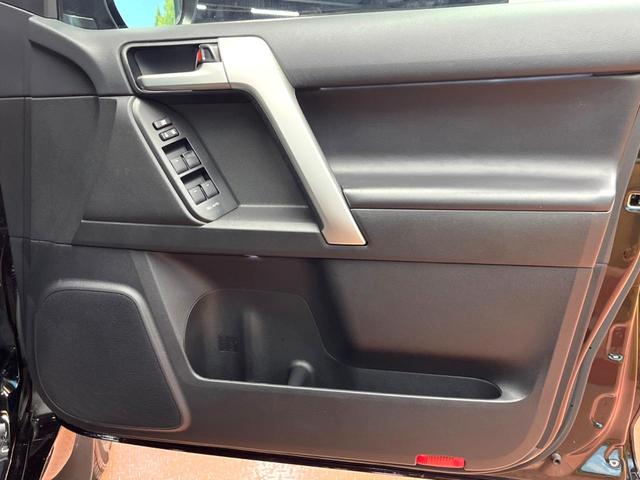 ランドクルーザープラド TX Lパッケージ マットブラックエディション 禁煙 7人 サンルーフ 純正9型ナビ 全周囲カメラ ブラインドスポットモニター レーダークルーズ LEDヘッド オートハイビーム 黒革 シートベンチレーション 純正18インチアルミ ETC(33枚目)