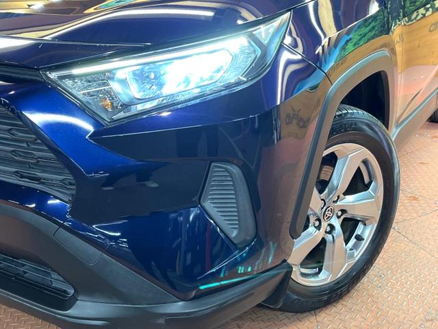 ＲＡＶ４ Ｘ　４ＷＤ　禁煙車　純正ナビ　バックカメラ　レーダークルーズ　セーフティーセンス　ＬＥＤヘッド　オートハイビーム　横滑り防止装置　純正１８インチアルミ　ＥＴＣ　スマートキー　オートライト　オートエアコン（15枚目）
