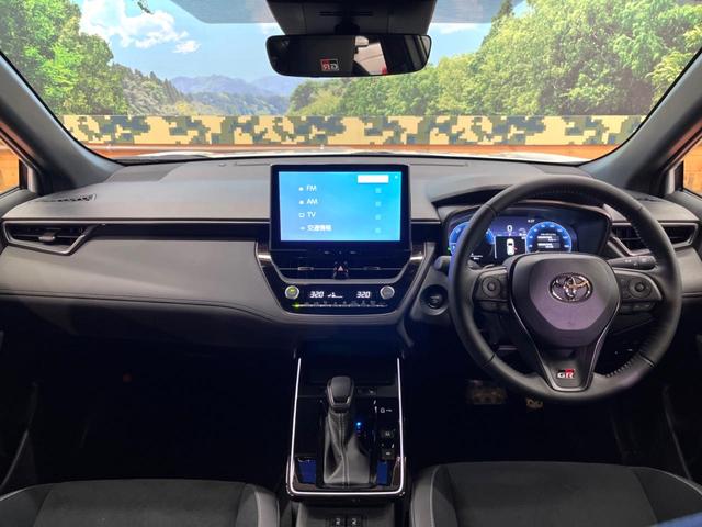 カローラクロス ＧＲスポーツ　禁煙車　１０型ディスプレイ　全周囲カメラ　レーダークルーズ　ブラインドスポットモニター　ＬＥＤヘッド　オートハイビーム　純正１９インチアルミ　ＧＲシート　シートヒーター　ステアリングヒーター　ＥＴＣ（2枚目）