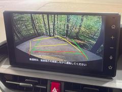 【バックカメラ】駐車時に後方がリアルタイム映像で確認できます。大型商業施設や立体駐車場での駐車時や、夜間のバック時に大活躍！運転スキルに関わらず、今や必須となった装備のひとつです！ 5