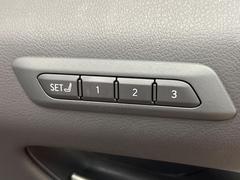 【メモリー機能付きパワーシート】ドライバーごとに設定したシート位置を記憶して、ボタン一つで切り替えできる便利な機能！運転する方が複数名いらっしゃるご家庭におすすめです♪ 7