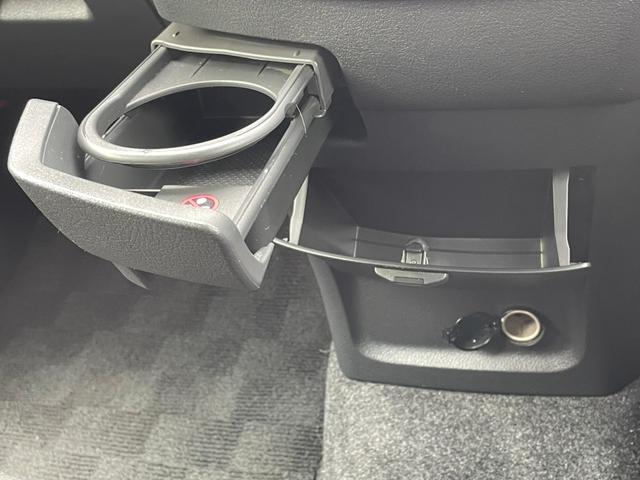 1.8S 禁煙 フル装備 ABS オートエアコン 横滑り防止 プッシュスタート 盗難防止装置 ETC 純正HDDナビ Bluetooth バックカメラ 保証書 スペアキー パドルシフト サイドバイザー(33枚目)