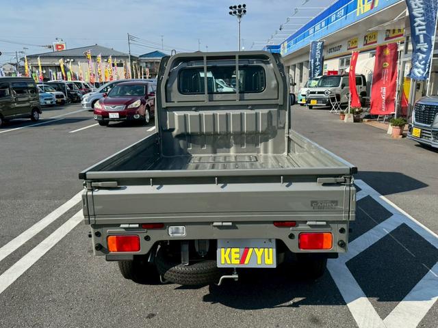 キャリイトラック ＫＣエアコン・パワステ　４ＷＤ　セーフティサポート　４ＡＴ　届出済未使用車　走行５ｋｍ　ＳＲＳエアバッグ　ぬかるみ脱出アシスト　Ｉストップ　集中ロック　メッキフロントガーニッシュ　３ポジションＬＥＤルームライト　みち板引っかけリヤゲート　ラジオ　保証書（13枚目）