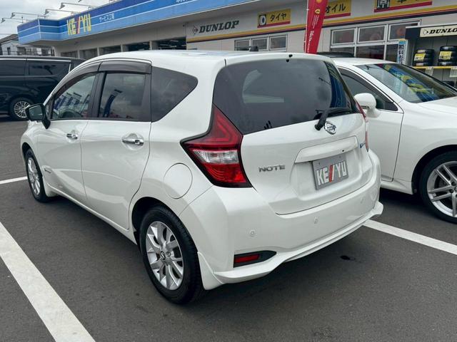 ノート ｅ－パワー　Ｘ衝突軽減【走行６２，０４０ｋｍ◆禁煙車】　【２０２２年製ＢＳ夏タイヤ】【モニター連動全方位カメラ◆Ｂｌｕｅｔｏｏｔｈオーディオ対応ＳＤナビ／ＥＴＣ】インテリミラー◆オートＡＣ◆オートライト◆パーキングソナー◆Ｉストップ◆スマート＆Ｐスタート（12枚目）