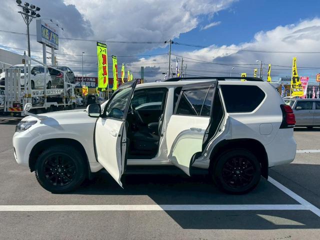 広いキッズスペースには「人気ＴＶゲーム」「ぬりえコーナー」も完備。お子様連れでもゆっくりご覧いただけます。女性用トイレには「おむつ台」が備え付けてありますのでご自由にご使用下さい。