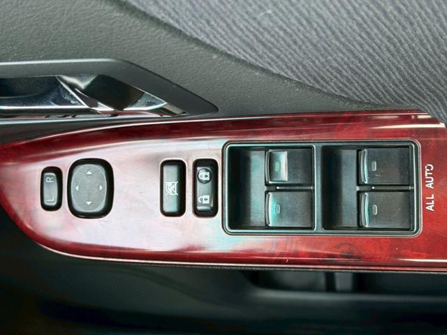 ナビゲーション・エアロ・アルミ・ドライブレコーダー・ウーハー等々、各種社外パーツ取扱・取付も実施中。車両オートローン（１２０回払いまで♪）と一緒に組込む事も可能です。お気軽にスタッフまでご相談下さい！