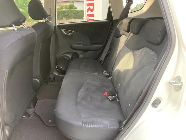 フィット １３Ｇ　平成２５年式　車検令和８年３月　走行距離４２０００キロ　ナビ　バックカメラ　ＥＴＣ　ワンセグＴＶ　スマートキー　タイミングチェーン　ライトレベライザー　Ｗエアバッグ　電動格納ミラー　盗難防止システム（24枚目）
