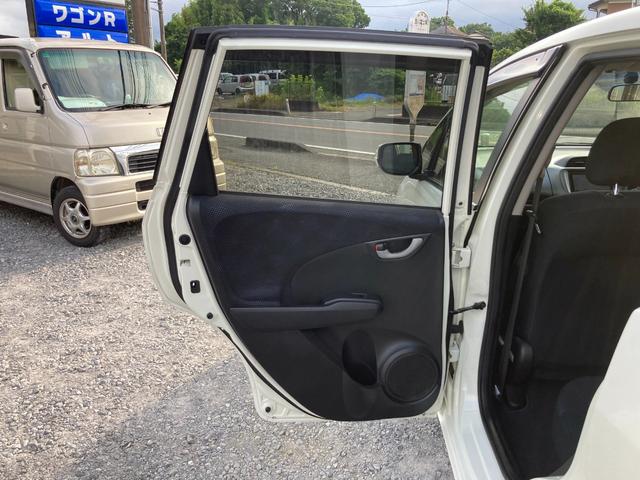フィット １３Ｇ　平成２５年式　車検令和８年３月　走行距離４２０００キロ　ナビ　バックカメラ　ＥＴＣ　ワンセグＴＶ　スマートキー　タイミングチェーン　ライトレベライザー　Ｗエアバッグ　電動格納ミラー　盗難防止システム（26枚目）