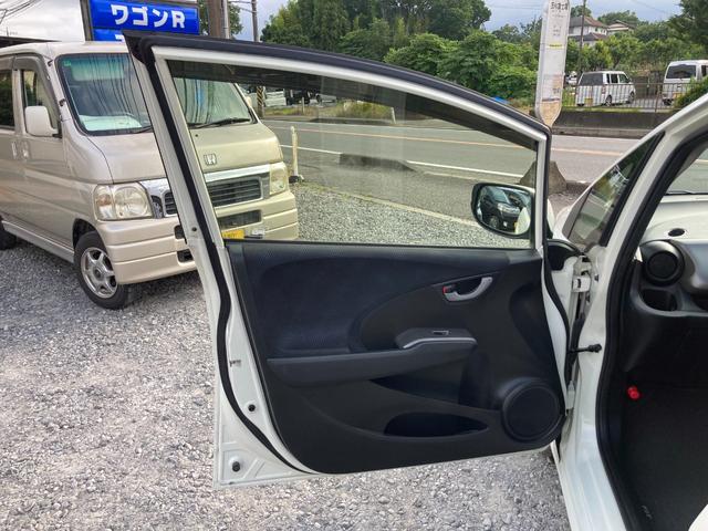 フィット １３Ｇ　平成２５年式　車検令和８年３月　走行距離４２０００キロ　ナビ　バックカメラ　ＥＴＣ　ワンセグＴＶ　スマートキー　タイミングチェーン　ライトレベライザー　Ｗエアバッグ　電動格納ミラー　盗難防止システム（27枚目）