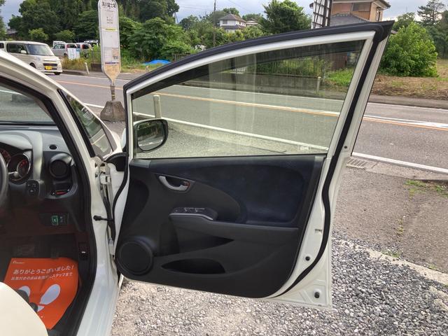 フィット １３Ｇ　平成２５年式　車検令和８年３月　走行距離４２０００キロ　ナビ　バックカメラ　ＥＴＣ　ワンセグＴＶ　スマートキー　タイミングチェーン　ライトレベライザー　Ｗエアバッグ　電動格納ミラー　盗難防止システム（29枚目）