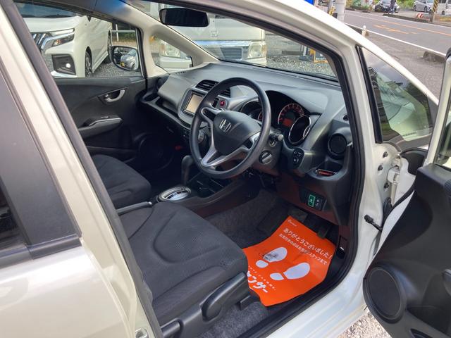 フィット １３Ｇ　平成２５年式　車検令和８年３月　走行距離４２０００キロ　ナビ　バックカメラ　ＥＴＣ　ワンセグＴＶ　スマートキー　タイミングチェーン　ライトレベライザー　Ｗエアバッグ　電動格納ミラー　盗難防止システム（30枚目）