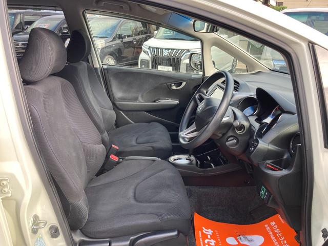 フィット １３Ｇ　平成２５年式　車検令和８年３月　走行距離４２０００キロ　ナビ　バックカメラ　ＥＴＣ　ワンセグＴＶ　スマートキー　タイミングチェーン　ライトレベライザー　Ｗエアバッグ　電動格納ミラー　盗難防止システム（31枚目）