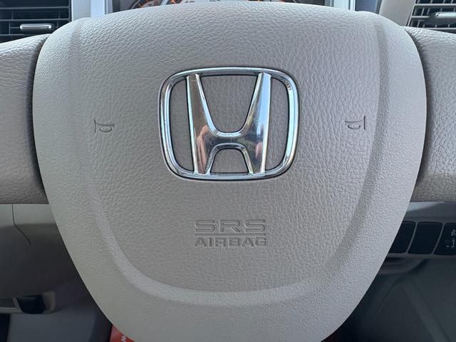 当社では、遠方登録納車も承っております。遠方のお客様に対しても親身になってお車のご相談をお受けいたします。　現車確認が出来ないというお客様には、電話やメールにてご対応させて頂きます。