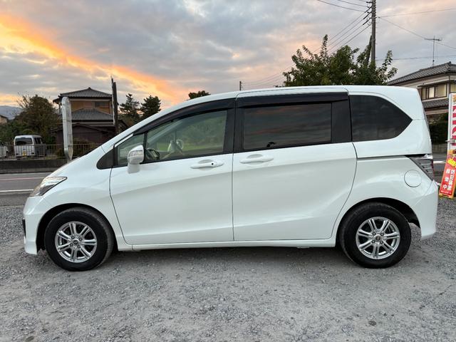 フリード Ｇ　ジャストセレクション　平成２７年式　走行距離５７０００キロ　ナビ　バックカメラ　ワンセグＴＶ　両側電動スライドドア　Ｂｌｕｅｔｏｏｔｈオーディオ　ＥＴＣ　スマートキー　社外アルミ　３列シート６人乗り（8枚目）