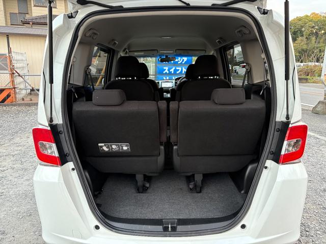 フリード Ｇ　ジャストセレクション　平成２７年式　走行距離５７０００キロ　ナビ　バックカメラ　ワンセグＴＶ　両側電動スライドドア　Ｂｌｕｅｔｏｏｔｈオーディオ　ＥＴＣ　スマートキー　社外アルミ　３列シート６人乗り（17枚目）