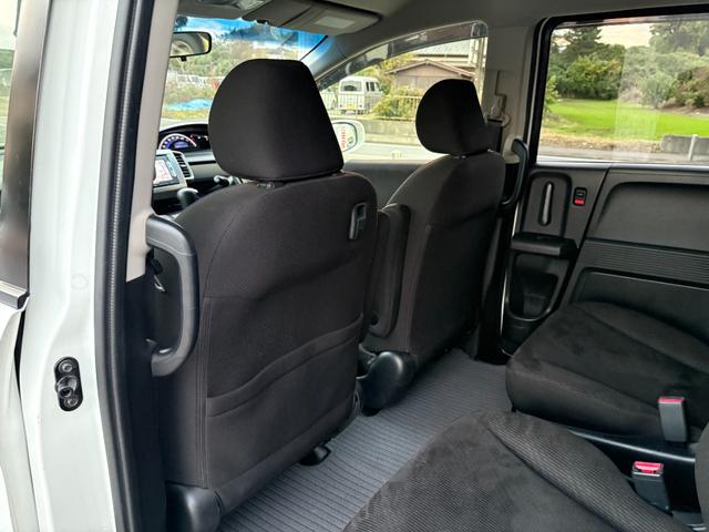 フリード Ｇ　ジャストセレクション　平成２７年式　走行距離５７０００キロ　ナビ　バックカメラ　ワンセグＴＶ　両側電動スライドドア　Ｂｌｕｅｔｏｏｔｈオーディオ　ＥＴＣ　スマートキー　社外アルミ　３列シート６人乗り（25枚目）