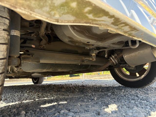 オイル交換工賃込軽自動車ならズバリ￥４０００−でやらせて頂いております！！日頃の感謝をこめて格安プライスにて行わさせて頂いております！当社でご購入されてないお客様もお気軽にご利用ください！！