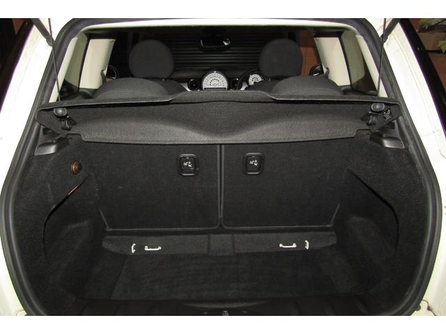 ＭＩＮＩ クーパー　最終後期型　禁煙車　前回車検整備ＭＩＮＩディーラー　オプションクロームラインエクステリア＆インテリア　オプションバイキセノンヘッドライト　ＨＤＤナビＴＶ　Ｂｌｕｅｔｏｏｔオーディオ　バックカメラＥＴＣ（16枚目）