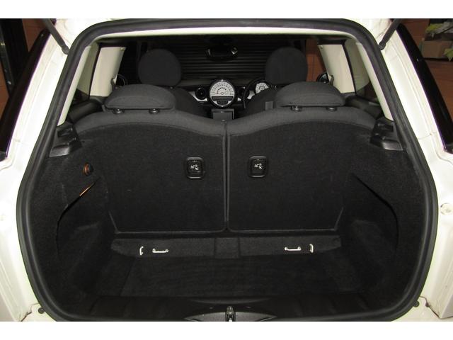 ＭＩＮＩ クーパー　最終後期型　禁煙車　前回車検整備ＭＩＮＩディーラー　オプションクロームラインエクステリア＆インテリア　オプションバイキセノンヘッドライト　ＨＤＤナビＴＶ　Ｂｌｕｅｔｏｏｔオーディオ　バックカメラＥＴＣ（17枚目）