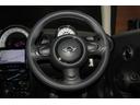 本革巻ステアリング装備。使用頻度が高いステアリングも擦れなどほぼなく良好です。また、パドルシフトが装備されておりますので、ステアリングから手を離さずにマニュアル感覚で走行が楽しめます。