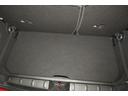 ストレージコンパートメントパッケージ　トランクにフロアカバーを取り付けてフロアの高さを変更できる装備です。お荷物のサイズに合わせて変えることができるので便利な装備です。