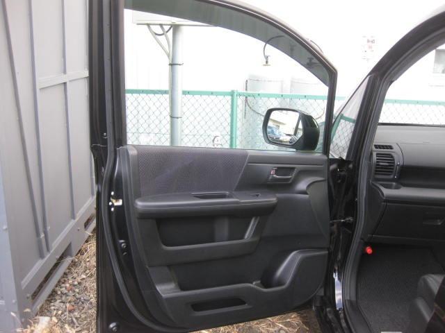 ステップワゴンスパーダ Ｚ　両側パワスラ　ナビ　地デジ　Ｂカメラ　ＥＴＣ　スマートキー　ワンオーナー　純正１７インチアルミ　記録簿　８人乗り（22枚目）