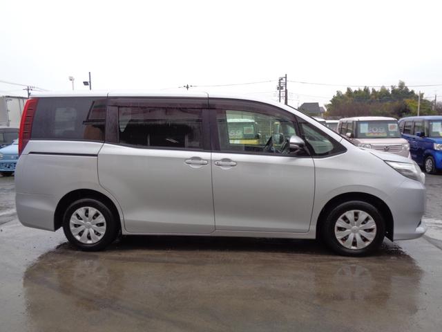 ノア Ｘ　メモリーナビ　ＣＤ　ＡＵＸ　ＳＤ　地デジＴＶ　ブルートゥース　バックカメラ　ビルトインＥＴＣ　ＬＥＤオートヘッドライト　左パワースライドドア　オートエアコン　キーレスキー　ドアバイザー　７人乗（11枚目）