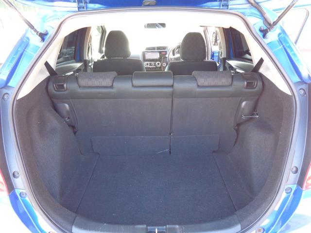 フィット １３Ｇ・Ｆパッケージ　５速マニュアル車　メモリーナビ　ＣＤ　ＤＶＤ　ＳＤ　地デジＴＶ　ブルートゥース　バックカメラ　ビルトインＥＴＣ　ドラレコ　ＬＥＤオートヘッドライト　ウィンカードアミラー　ドアバイザー　Ｐガラス（17枚目）