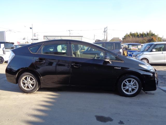 プリウス Ｌ　ＨＤＤナビ　ＣＤ　ＤＶＤ　ＭＳＶ　地デジＴＶ　ブルートゥース　バックカメラ　ビルトインＥＴＣ　純正１５インチアルミ　ウィンカードアミラー　ドアバイザー　スマートキー　オートエアコン　オートライト機能（11枚目）