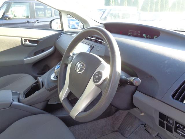 プリウス Ｌ　ＨＤＤナビ　ＣＤ　ＤＶＤ　ＭＳＶ　地デジＴＶ　ブルートゥース　バックカメラ　ビルトインＥＴＣ　純正１５インチアルミ　ウィンカードアミラー　ドアバイザー　スマートキー　オートエアコン　オートライト機能（14枚目）