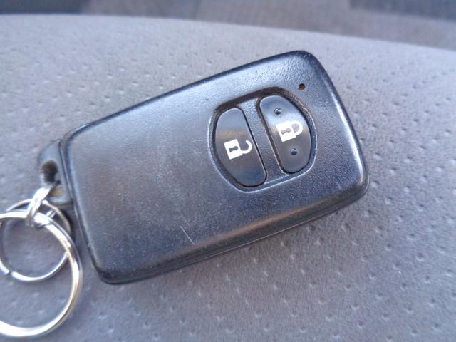 プリウス Ｌ　ＨＤＤナビ　ＣＤ　ＤＶＤ　ＭＳＶ　地デジＴＶ　ブルートゥース　バックカメラ　ビルトインＥＴＣ　純正１５インチアルミ　ウィンカードアミラー　ドアバイザー　スマートキー　オートエアコン　オートライト機能（24枚目）