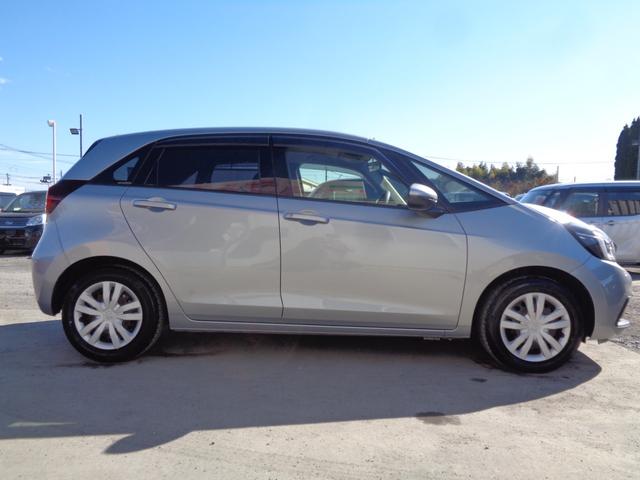 フィット ｅ：ＨＥＶベーシック　ホンダセンシング　メモリーナビ　ＣＤ　ＳＤ　ブルートゥース　バックカメラ　ビルトインＥＴＣ　ＬＥＤオートヘッドライト　パーキングサポート　前後クリアランスソナー　クルーズコントロール　オートエアコン（11枚目）