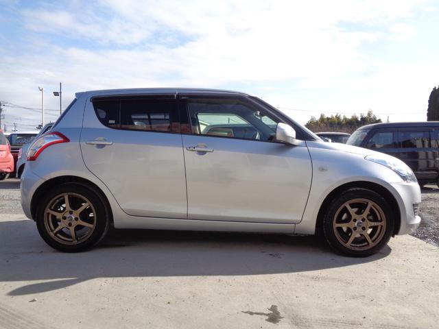 スイフト ＸＧ　５速マニュアル車　柿本改マフラー　社外１６インチアルミ　ＣＤデッキ　ビルトインＥＴＣ　プライバシーガラス　ドアバイザー　プッシュスタート　スマートキー　イモビ／セキュリティ　電格ミラー　オートエアコン（8枚目）