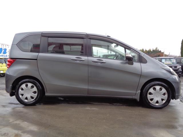 フリード Ｇ　Ｌパッケージ　ギャザズＡＵＸ対応ＣＤデッキ　ＥＴＣ２．０　左パワースライドドア　オートライト　ウィンカードアミラー　プライバシーガラス　ドアバイザー　ヘッドライトレベライザー　キーレスキー　８人乗（8枚目）