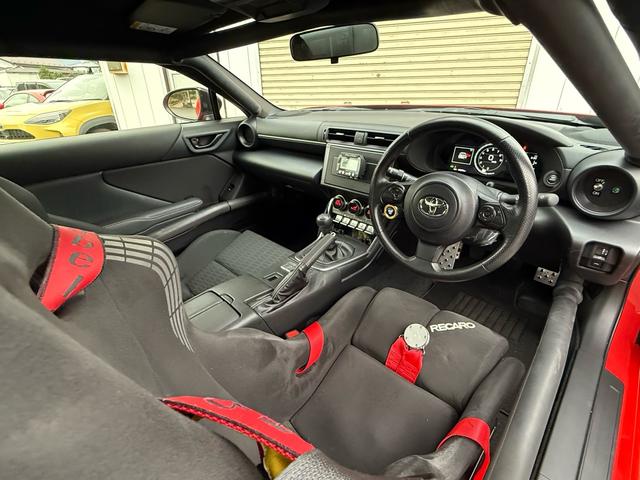 ＧＲ８６ ＲＣ　カップカー　２オーナー　エクセディクラッチ　フルバケ　前後レース用キャリパー　機械式デフ　ＨＰＩミッションクーラー　ＳＯＬＯ２ＤＬタイムレコーダー　ホイールタイヤ１セット付　６点ハーネスベルト（7枚目）