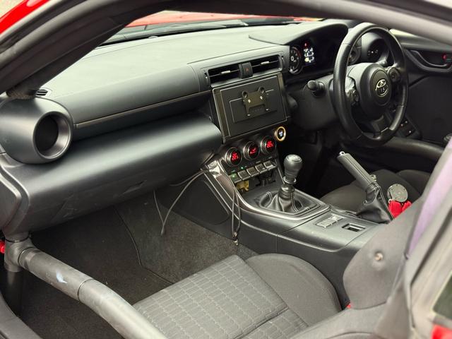 ＧＲ８６ ＲＣ　カップカー　２オーナー　エクセディクラッチ　フルバケ　前後レース用キャリパー　機械式デフ　ＨＰＩミッションクーラー　ＳＯＬＯ２ＤＬタイムレコーダー　ホイールタイヤ１セット付　６点ハーネスベルト（12枚目）