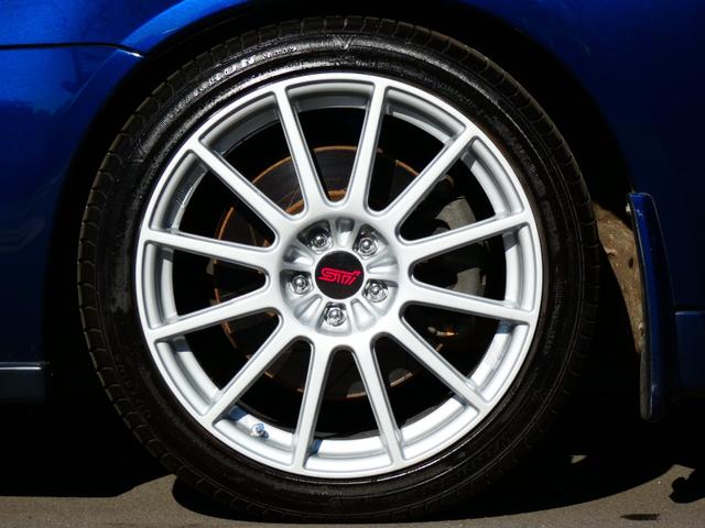 レガシィＢ４ ３．０ＲスペックＢ　６速ＭＴ　前期　ＳＴＩリップ　ＣＵＳＣＯ車高調　社外マフラー　ＳＴＩ１８インチＡＷ　強化アーム　社外グリル　希少　珍車　水平対向６気筒ＥＧ　２５０馬力　内外装仕上げ済　機関系ＯＫ　レガシィ専門店（17枚目）