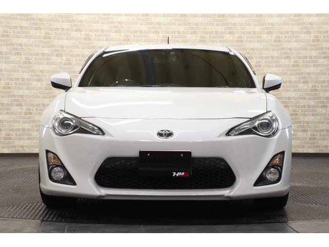 ８６ ＧＴ　６ＭＴ　フジツボマフラー　ＥＮＫＥＩ　ＰＦ０７　１８インチ　ＢＲＩＴＺ車高調　ｍｏｍｏステアリング　ＧＲｅｄｄｙシフトノブ　純正ナビ　バックカメラ　ＥＴＣ（3枚目）