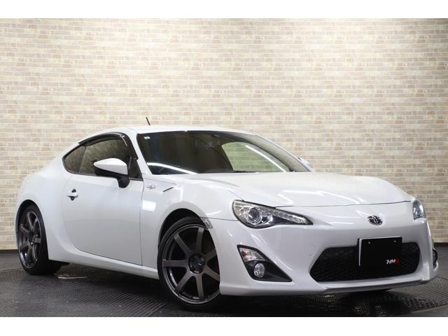 ８６ ＧＴ　６ＭＴ　フジツボマフラー　ＥＮＫＥＩ　ＰＦ０７　１８インチ　ＢＲＩＴＺ車高調　ｍｏｍｏステアリング　ＧＲｅｄｄｙシフトノブ　純正ナビ　バックカメラ　ＥＴＣ（5枚目）