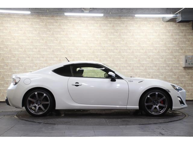 ８６ ＧＴ　６ＭＴ　フジツボマフラー　ＥＮＫＥＩ　ＰＦ０７　１８インチ　ＢＲＩＴＺ車高調　ｍｏｍｏステアリング　ＧＲｅｄｄｙシフトノブ　純正ナビ　バックカメラ　ＥＴＣ（6枚目）