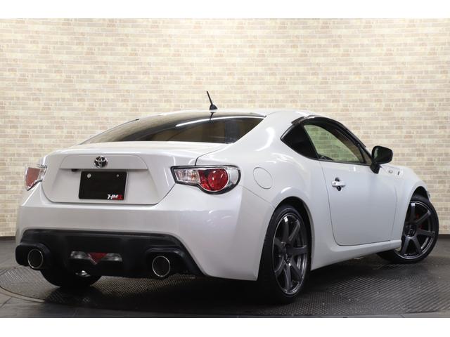 ８６ ＧＴ　６ＭＴ　フジツボマフラー　ＥＮＫＥＩ　ＰＦ０７　１８インチ　ＢＲＩＴＺ車高調　ｍｏｍｏステアリング　ＧＲｅｄｄｙシフトノブ　純正ナビ　バックカメラ　ＥＴＣ（7枚目）