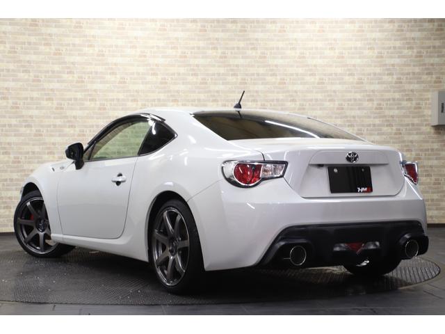 ８６ ＧＴ　６ＭＴ　フジツボマフラー　ＥＮＫＥＩ　ＰＦ０７　１８インチ　ＢＲＩＴＺ車高調　ｍｏｍｏステアリング　ＧＲｅｄｄｙシフトノブ　純正ナビ　バックカメラ　ＥＴＣ（9枚目）