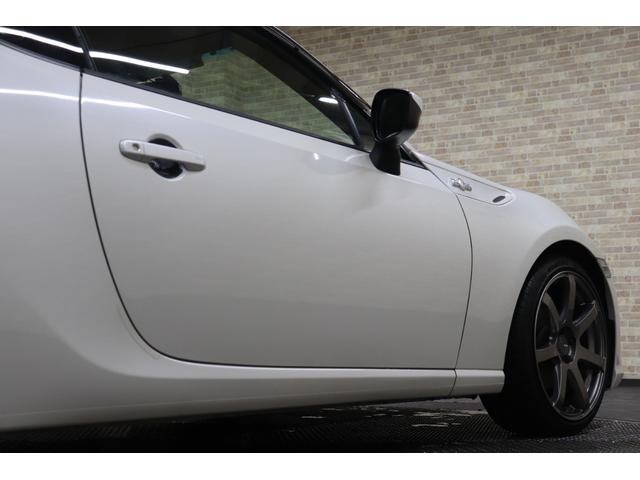 ８６ ＧＴ　６ＭＴ　フジツボマフラー　ＥＮＫＥＩ　ＰＦ０７　１８インチ　ＢＲＩＴＺ車高調　ｍｏｍｏステアリング　ＧＲｅｄｄｙシフトノブ　純正ナビ　バックカメラ　ＥＴＣ（18枚目）
