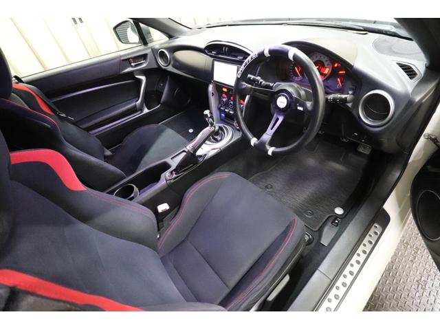 ８６ ＧＴ　６ＭＴ　フジツボマフラー　ＥＮＫＥＩ　ＰＦ０７　１８インチ　ＢＲＩＴＺ車高調　ｍｏｍｏステアリング　ＧＲｅｄｄｙシフトノブ　純正ナビ　バックカメラ　ＥＴＣ（20枚目）