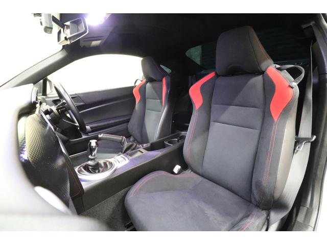 ８６ ＧＴ　６ＭＴ　フジツボマフラー　ＥＮＫＥＩ　ＰＦ０７　１８インチ　ＢＲＩＴＺ車高調　ｍｏｍｏステアリング　ＧＲｅｄｄｙシフトノブ　純正ナビ　バックカメラ　ＥＴＣ（22枚目）