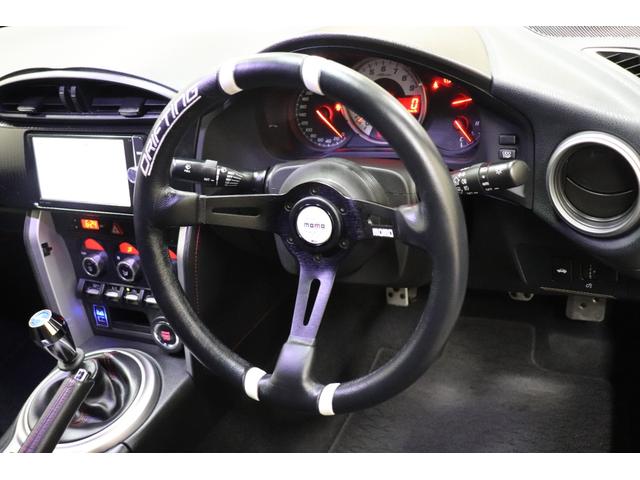 ８６ ＧＴ　６ＭＴ　フジツボマフラー　ＥＮＫＥＩ　ＰＦ０７　１８インチ　ＢＲＩＴＺ車高調　ｍｏｍｏステアリング　ＧＲｅｄｄｙシフトノブ　純正ナビ　バックカメラ　ＥＴＣ（25枚目）